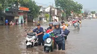 Jalur pantura Pasuruan-Surabaya, tepatnya Jalan Raya Tambakrejo Pasuruan, lumpuh total tidak bisa dilalui kendaraan akibat banjir. (Istimewa)