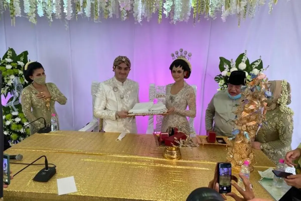 Pernikahan Tengku Muhammed Hafiz Tengku Adnan dan Oceane Alagia dihadiri oleh ribuan orang dari dalam mobil. (Facebook: @officialkunan)