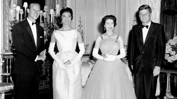 <p>Foto Pangeran Philip, Ibu Negara AS Jackie Kennedy, Ratu Elizabeth II, dan Presiden AS John F. Kennedy.. Dok: Instagram @theroyalhouse</p>