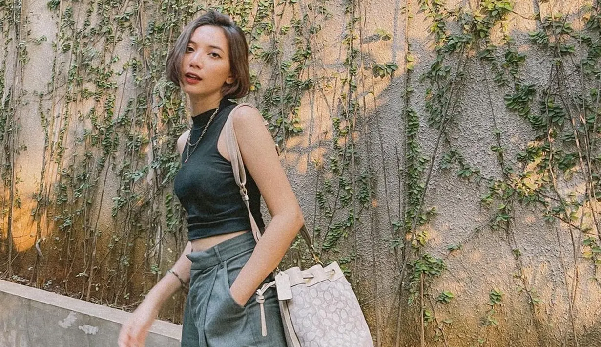 Gaya casual Sheila Dara dengan turtle neck tanpa lengan bermodel croptop ini juga tak lepas dari sorotan netizen. Penampilannya ini pun membuatnya terlihat sederhana namun juga menawan. (Liputan6.com/IG/@sheiladaisha)