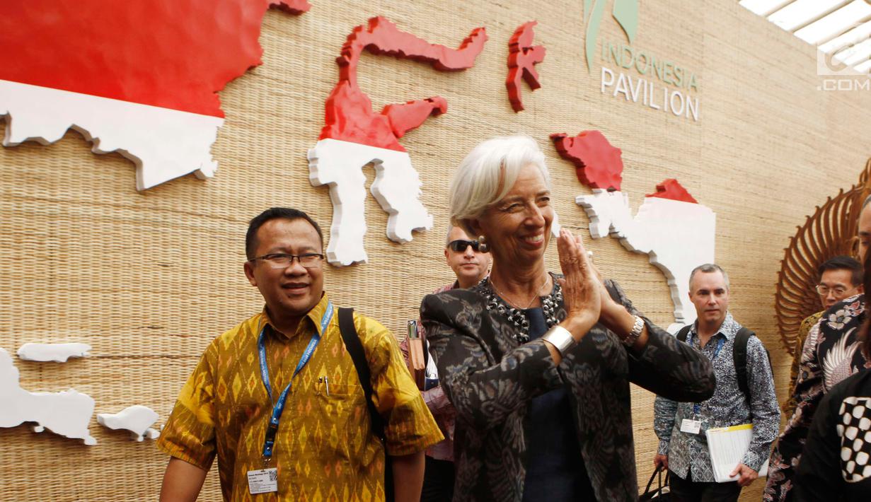 Managing Director IMF Christine Lagarde menyapa pengunjung saat berkunjung ke Paviliun Indonesia di arena pertemuan IMF-Bank Dunia, Bali, Rabu (10/10). (Liputan6.com/Angga Yuniar)