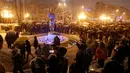 Sejumlah orang berpartisipasi dalam protes wacana pengubahan nama Macedonia di gedung Parlemen, Skopje, Selasa (27/2). Pengunjuk rasa mendesak pemerintah mengakhiri dialog dengan Yunani untuk menyelesaikan sengketa selama 25 tahun (AP/Boris Grdanoski)