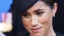 Ekspresi Meghan Markle usai mengikuti prosesi persemayaman Ratu Elizabeth II di Westminster Hall di London (14/9/2022). Meghan Markle tampil mengenakan sepasang anting-anting berlian dan mutiara. (AFP/Pool/Danny Lawson)