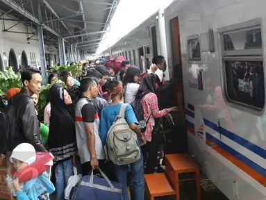 Calon penumpang memasuki kereta di Stasiun Senen, Jakarta, Sabtu (24/12). PT Kereta Api Indonesia telah memberangkatkan 21806 penumpang perhari ini saat libur Natal 2016 dan Tahun Baru 2017. (Liputan6.com/Herman Zakharia)