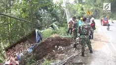 Akibat Rem blong sebuah truk pembawa mi instan menabrak tiang listrik dan terguling di tebing