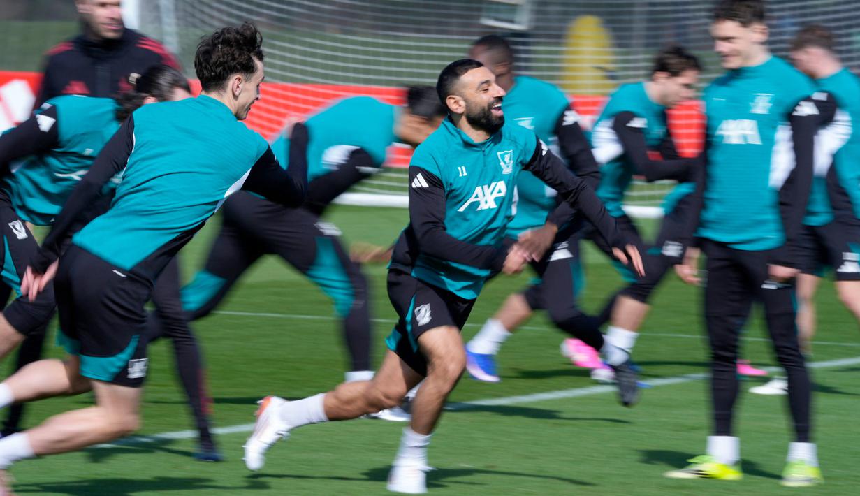 Pemain Liverpool, Mohamed Salah, mengikuti sesi latihan jelang laga melawan Galatsaray pada leg kedua babak 16 besar Liga Champions 2025/2026. (Peter Byrne/PA via AP)
