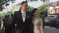 Agus Yudhoyono dan istri Annisa Pohan tiba menghadiri prosesi pernikahan putri Presiden Joko Widodo, Kahiyang Ayu-Bobby Nasution di Graha Saba, Surakarta, Rabu (8/11). (Liputan6.com/ Lizsa Egeham)