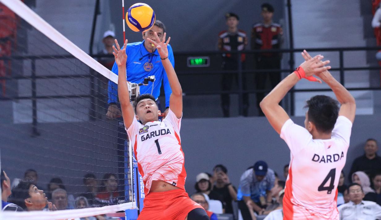 <p>Pemain Jakarta Garuda Jaya, Mohammad Fahril Setiawan berusaha mengumpan bola saat mengadapi Jakarta LavAni Allobank Electric pada laga seri keempat putaran kedua PLN Mobile Proliga 2024 di GOR Terpadu A. Yani, Pontianak, Sabtu (22/6/2024). Jakarta Garuda Jaya kalah 0-3 (20-25, 11-25, 20-25). (Dok. PBVSI)</p>