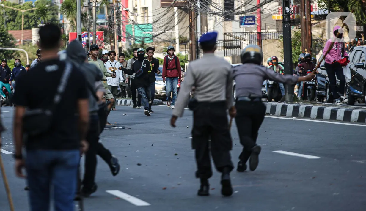 Sejumlah massa terlibat bentrok dengan aparat kepolisian di kawasan Pejompongan, Jakarta, Rabu (7/10/2020). Belum bisa dipastikan apakah aksi tersebut berkaitan dengan isu aksi penolakan pengesahan UU Omnibus Law Cipta Kerja. (Liputan6.com/Faizal Fanani)