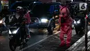 Warkuatno (41) bersama anak sulungnya, Bunga (9) berjalan kaki di pinggir Jalan Raya Fatmawati, Cilandak, Jakarta, Rabu (6/1/2021). Pandemi Covid-19 benar-benar memukulnya. Warkuatno harus memutar otak demi bisa bertahan hidup usai kehilangan pekerjaannya. (Liputan6.com/Faizal Fanani)