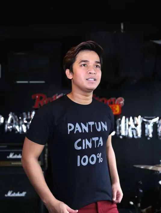 "Kalau boleh jujur dia emang bisa nyanyi. Memang lagunya dipilih yang kaya Olga. Yang gampang dan ringan-ringan aja," kata Billy Syahputra di Rollingstone Cafe, kawasan Ampera, Jakarta Selatan, Kamis (11/2). (Nurwahyunan/Bintang.com)