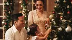 Rianti Cartwright tampil kompak bersama suami serta sang putri dalam pemotretan keluarga terbarunya. Bahkan, sang putri tampak begitu asyik menghias pohon Natal. (Liputan6.com/IG/@riantic)