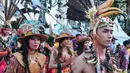 Sejumlah orang mengenakan pakaian adat melakukan pawai festival Budaya Borneo di Car Free Day, Jakarta, Minggu (30/7). Festival tersebut dalam rangka mengenalkan adat dan budaya borneo melalui pakaian dan musiknya. (Liputan6.com/Helmi Afandi)