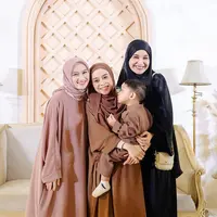 Melody tampil dengan tunik dipadukan bawahan celana panjang dipadukan kerudung yang dililitkan di leher. Shireen tampil dengan kerudung dan dress hitamnya. [@lozyhijab]