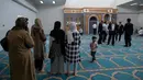 Umat muslim mengunjungi bangunan masjid resmi pertama di Kota Athena, Yunani pada Jumat (7/6/2019). Selain ruang utama untuk salat, di masjid itu juga terdapat ruang tambahan, kantor untuk imam, dan ruang muazin. (AP Photo/Petros Giannakouris)