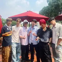 Lalu Jaehyun mengenakan kemeja panjang sebagai outer dipadukan inner tshirt putih dan celana denimnya. Kemudian, Jungwoo mengenakan polo shirt oversize warna hitam dipadukan celana coklat.&nbsp; [@nct127]