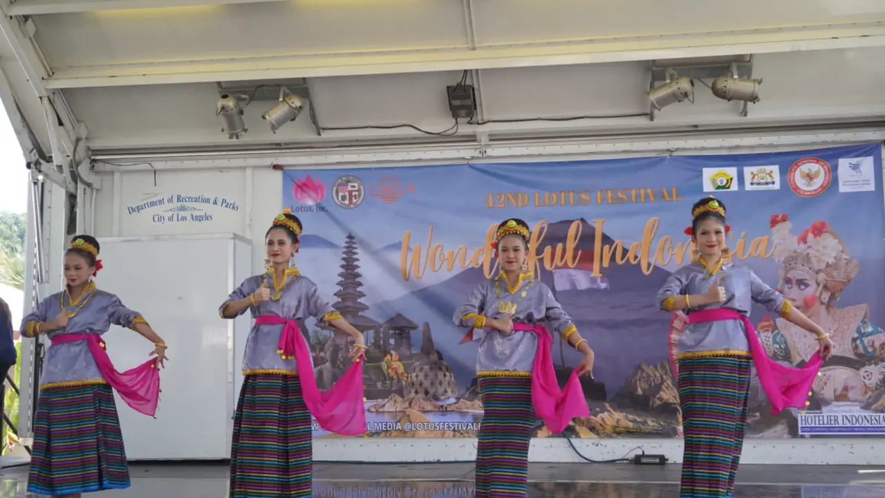 Sejumlah pelajar SMPN 1 Kendari membawakan tari balumpa di Lotus Festival Los Angeles.(Liputan6.com/dok Kadin)