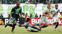 Duel Persebaya vs PSIS di Stadion Gelora Bung Tomo, Surabaya, Sabtu (8/12/2018). (Bola.com/Aditya Wany)