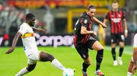 Adrien Rabiot (AC Milan) dan Mohamed Kaba (Lecce) berebut bola dalam laga Coppa Italia di San Siro Stadium, 23 September 2025. (AP Photo/Luca Bruno)