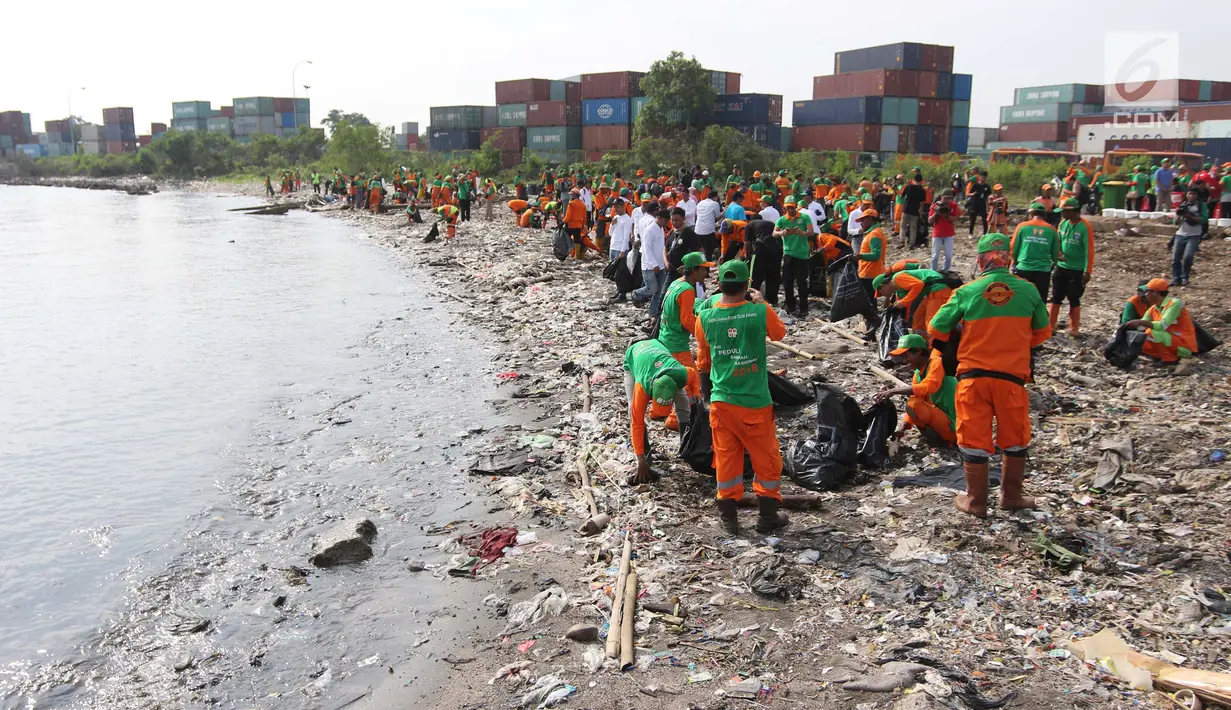Petugas mengangkut sampah di Pesisir Teluk Jakarta, Cilincing, Jakarta Utara, Minggu (15/4). Kegiatan Gerebek Sampah ini dilakukan dalam rangka memperingati Hari Peduli Sampah Nasional (HPSN) 2018. (Liputan6.com/Arya Manggala)