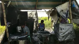 Para Pekerja membuat kembang api di dalam pondok di kota Bocaue, provinsi Bulacan, Filipina, (26/12/2015) Desember 2015. (REUTERS/Romeo Ranoco)