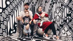 Pasangan seleb pemain sinetron dan model ini telah menikah pada 16 Januari 2016 silam. Keduanya kini telah memiliki keluarga kecil sangat harmonis. Dilengkapi dengan dua orang anak, kedunya makin terlihat kompak dalam berbagai momen. (Liputan6.com/IG/@aryanifitriana24)