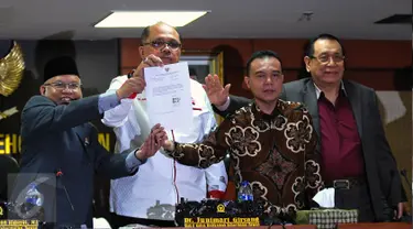 MKD menunjukan surat pengunduran diri Setya Novanto sebagai Ketua DPR, Jakarta, Rabu (16/12/2015). Dengan adanya surat tersebut maka masa sidang Pelanggaran Etik Setya Novanto dinyatakan selesai. (Liputan6.com/Johan Tallo)