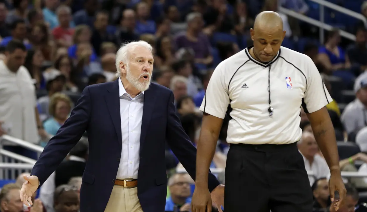 Aksi pelatih San Antonio Spurs, Gregg Popovich (kiri) saat melakukan protes kepada wasit Kevin Cutler pada laga NBA preseason basketball di Orlando. (AP/John Raoux)