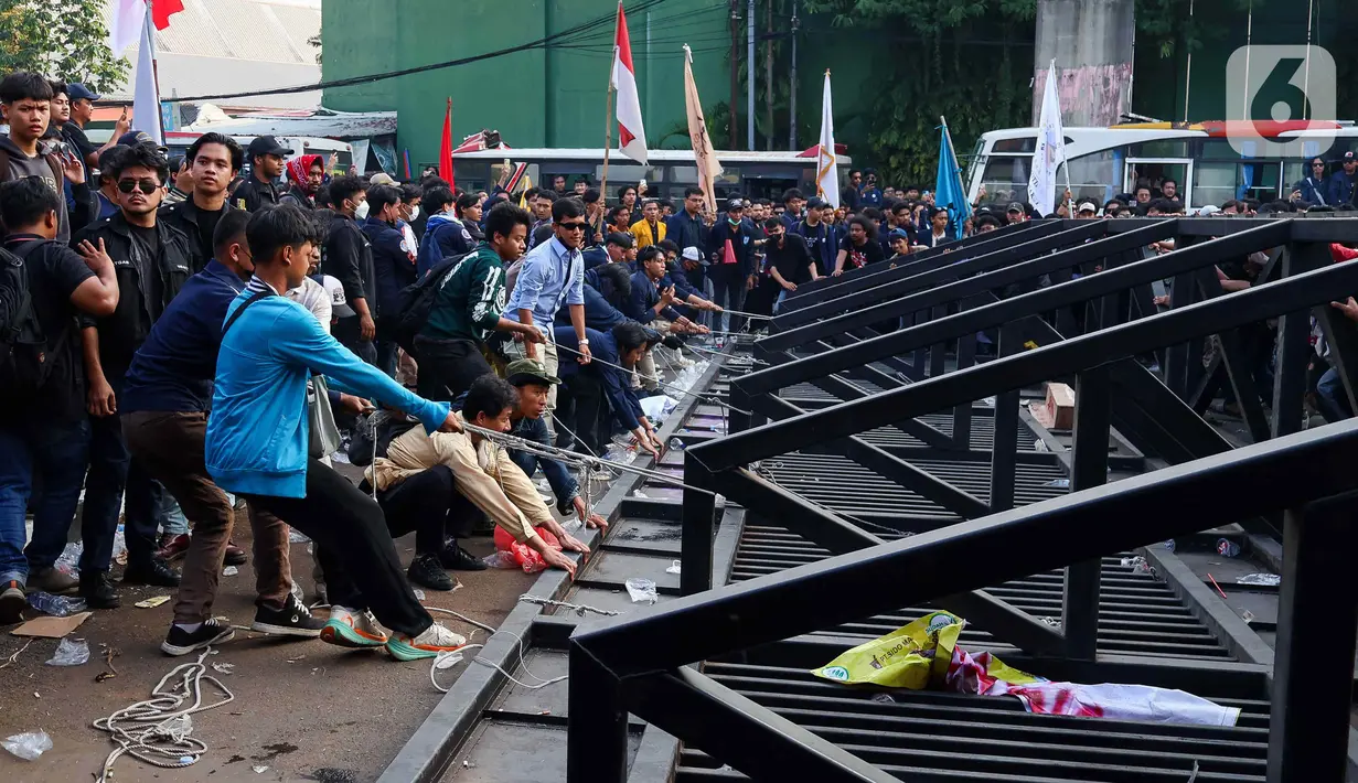 Aksi unjuk rasa dipicu setelah Dewan Perwakilan Rakyat (DPR) Republik Indonesia mencoba mengabaikan putusan Mahkamah Konstitusi terkait Undang-undang Pemilihan Kepala Daerah (UU Pilkada). (Liputan6.com/Herman Zakharia)