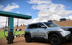 BYD uji coba teknologi flash charging di gurun pasir.  Sistem ini diklaim mampu mengisi daya baterai dari 10 persen ke 70 persen hanya dalam waktu sekitar 5 menit. (Carnewschina)
