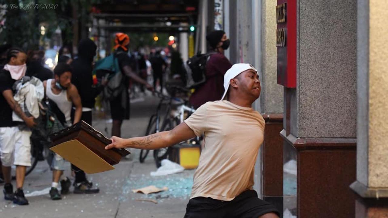 Pria bertato pulau Indonesia terekam ikut serta dalam sebuah aksi kerusuhan di Amerika Serikat.