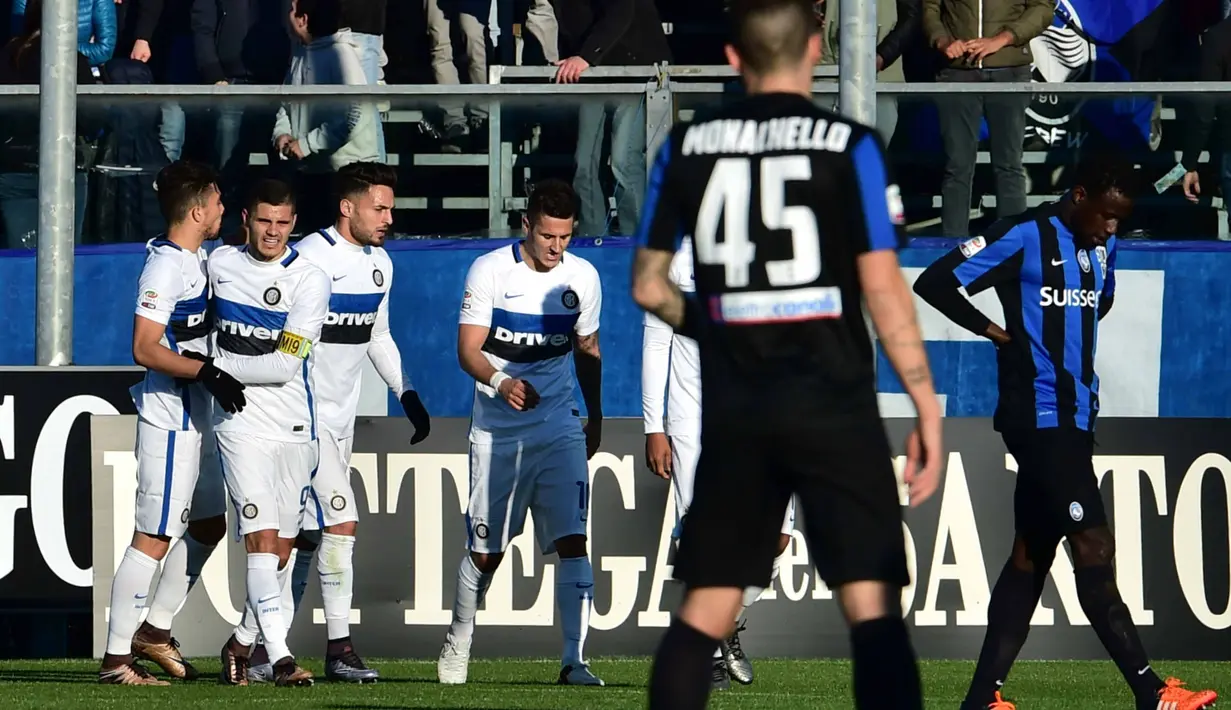 Para Pemain Inter Milan merayakan gol Mauro Icardi (2 kiri) pada lanjutan Liga Italia Serie A di Stadion Atleti Azzurri, Bergamo, Sabtu (16/1/2016).  (AFP Photo/Giuseppe Cacace)