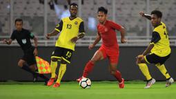 Gelandang Timnas Indonesia, Andik Vermansah, menggiring bola saat melawan Vanuatu pada laga persahabatan di SUGBK, Jakarta, Sabtu (15/6). Indonesia menang 6-0 atas Vanuatu. (Bola.com/Yoppy Renato)