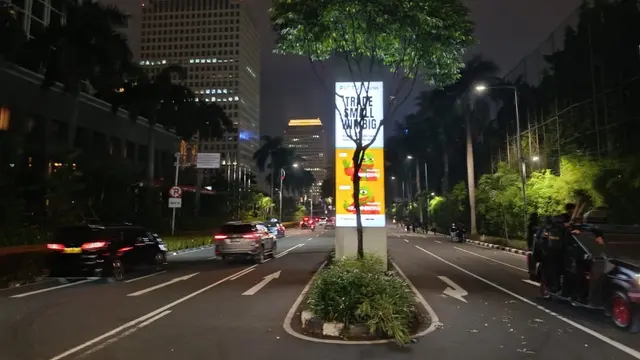 Suasana di Jalan Asia Afrika, Jakarta Pusat, pasca kericuhan imbas demo di Gedung DPR/MPR, Jakarta Pusat.