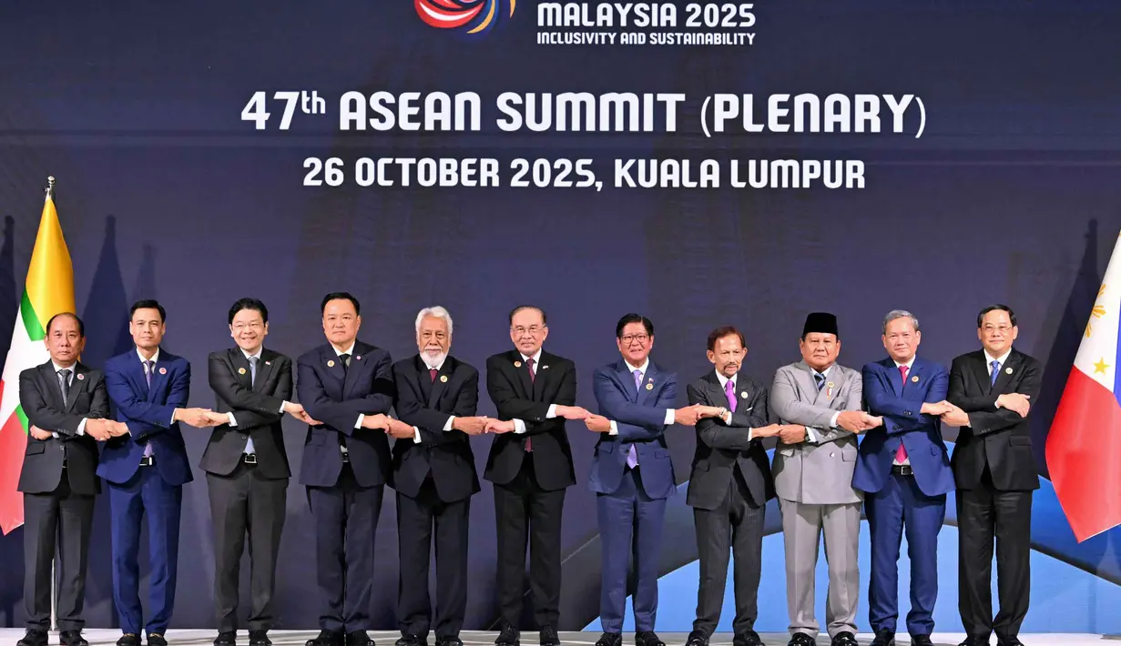 Presiden Republik Indonesia Prabowo Subianto (ketiga kanan) menghadiri Konferensi Tingkat Tinggi (KTT) ke-47 negara-negara Asia Tenggara (ASEAN) di Kuala Lumpur pada 26 Oktober 2025. (ARIF KARTONO/AFP)