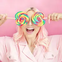Mengetahui beberapa penyebabnya dapat membantu kamu mengatasi sugar cravings. [@karleykosmos].