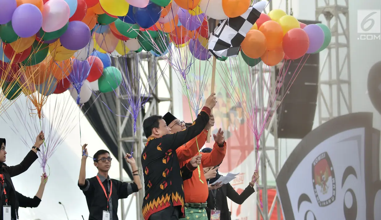 Ketua KPU Arief Budiman dan Ketua Bawaslu Abhan saat secara simbolis membuka Deklarasi Kampanye Damai dengan menerbangkan balon ke udara di Monas, Jakarta, Minggu (23/9). (Merdeka.com/Iqbal Nugroho)