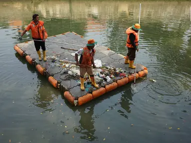 Petugas membersihkan sampah plastik yang mengapung di aliran anak Sungai Ciliwung, Pasar Baru, Jakarta, Selasa (6/8/2019). Perilaku buruk sebagian masyarakat yang membuang sampah sembarangan menyebabkan petugas harus membersihkan sungai setiap hari. (Liputan6.com/Immanuel Antonius)