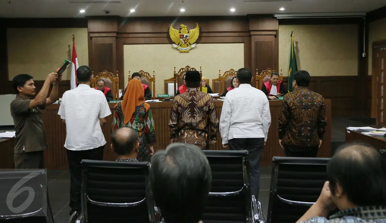 Para saksi diambil sumpahnya sebelum sidang lanjutan kasus korupsi e-KTP di Pengadilan Tipikor Jakarta, Kamis (6/4). Sidang kelima ini menghadirkan sejumlah saksi, diantaranya Setya Novanto, dan eks Ketum PD Anas Urbaningrum. (Liputan6.com/Helmi Afandi)