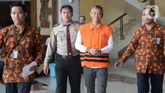 Komisioner KPU Wahyu Setiawan (rompi tahanan) berjalan keluar seusai menjalani pemeriksaan di gedung KPK, Jakarta, Rabu (15/1/2020). Wahyu Setiawan diperiksa perdana setelah ditetapkan sebagai tersangka terkait dugaan penerimaan suap penetapan anggota DPR terplih 2019-2020. (merdeka.com/Dwi Narwoko)