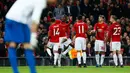 Para pemain Manchester United merayakan gol ketiganya yang dicetak oleh Paul Pogba pada pertandingan Liga Eropa, Manchester United menjamu Fenerbahce di stadion Old Trafford, Manchester, Inggris (20/10). (Reuters/Jason Cairnduff)