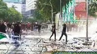Demonstrasi menolak UU TNI di Surabaya. (Foto: Liputan6.com/Dian Kurniawan)