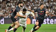 Gelandang Man City, Rodri (kanan) ketika merebut bola dari gelandang Real Madrid, Jude Bellingham, dalam leg pertama perempat final Liga Champions 2023/2024 di Santiago Bernabeu, Rabu (10/4/2024) dini hari WIB. (JAVIER SORIANO / AFP)