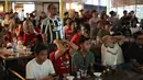 Ekspresi kekecewaan dari komunitas IndoManUtd Regional Jakarta saat menyaksikan pertandingan Premier League 2023/2024 antara West Ham United kontra Manchester United dalam acara Roaring Night edisi perdana di Pitch 98, Kemang, Jakarta, Sabtu (23/12/2023). (Bola.com/Bagaskara Lazuardi)