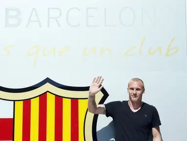 Rabu (23/7/14), bek asal Prancis, Jeremy Mathieu resmi berseragam Barcelona musim depan. (REUTERS/Albert Gea) 