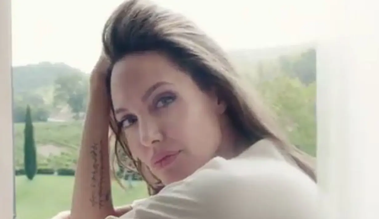 Angelina Jolie dan Brad Pitt memang belum resmi bercerai, dan sampai saat ini keduanya masih menjalani proses tersebut. Sempat menghilang usai menggugat cerai Pitt, kini Jolie kembali berkarier  di dunia hiburan. (doc.aceshowbiz.com)