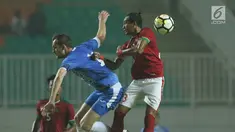 Bek Indonesia U-23, Hansamu Yama Pranata (kanan) berebut bola atas dengan pemain Uzbekistan pada laga PSSI Anniversary 2018 di Stadion Pakansari, Kab Bogor, Kamis (3/5). Babak pertama berakhir imbang 0-0. (Liputan6.com/Helmi Fithriansyah)