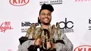 Penampilan The Weeknd pada saat penghargaan Billboard Music Awards 2016 sangat sederhana. Weeknd memakai bomber jaket berwarna silver. (AFP/Bintang.com)
