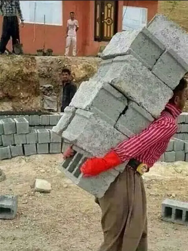 6 Aksi Kuli Bangunan Angkat Banyak Batu Bata Ini Bikin Melongo