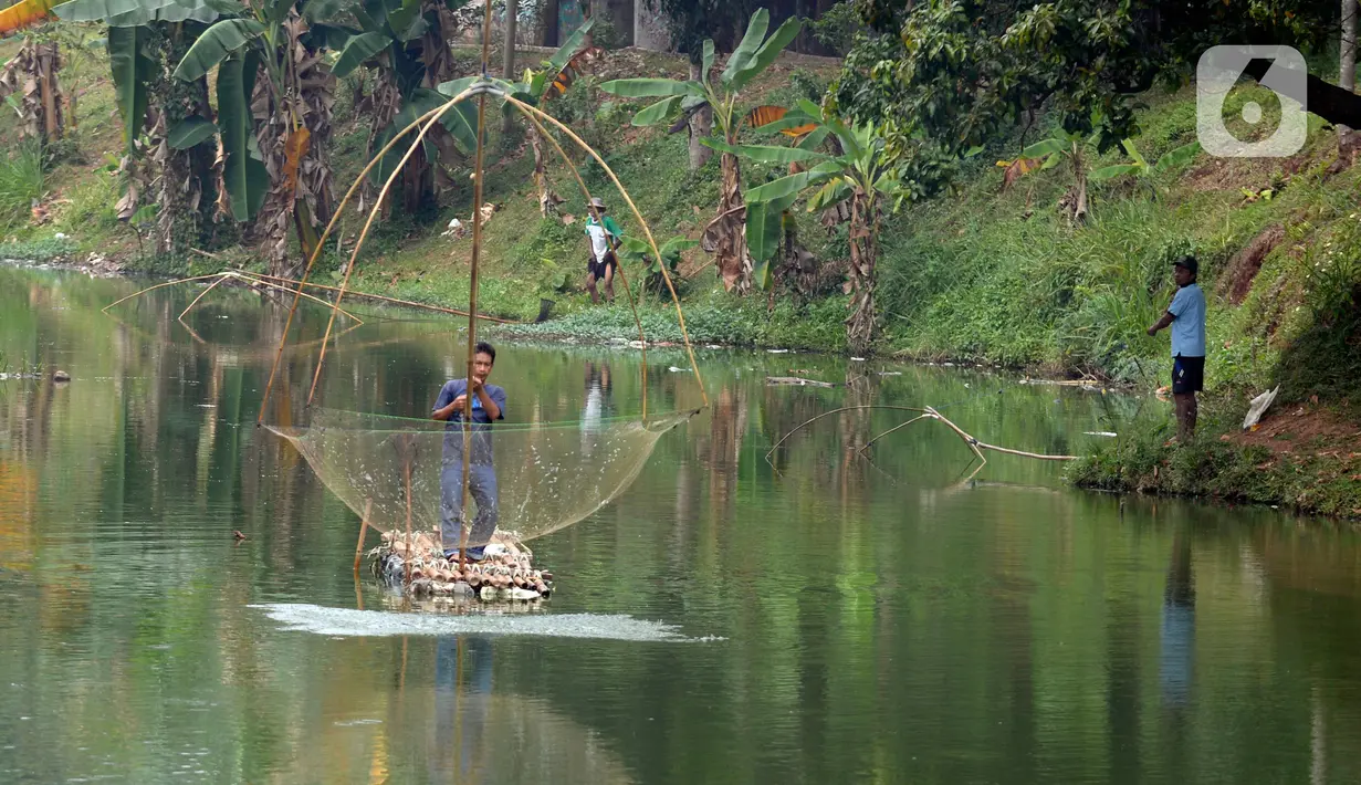 Warga sekitar Situ Gintung mencari ikan Nila, Mujahir, Gabus mengunakan jaring dan jala di cirendeu, Ciputat Timur, Tangerang Selatan, Banten, Kamis (13/8/2020). Selain dimanfaatkan warga mencari ikan Situ Gintung juga sebagai objek wisata ekonomis. (merdeka.com/Dwi Narwoko)